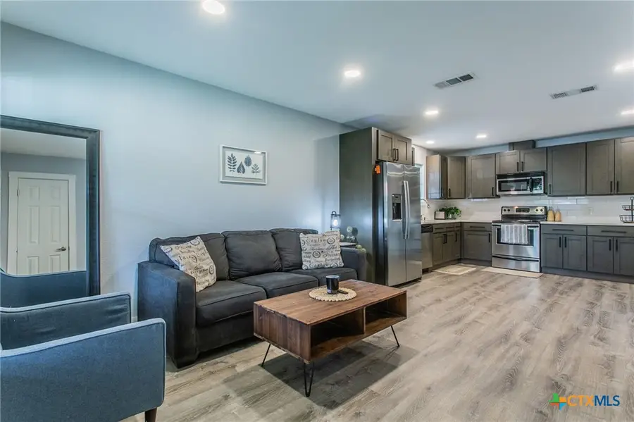 615 E 9th Avenue, Belton, TX 76513 - #3