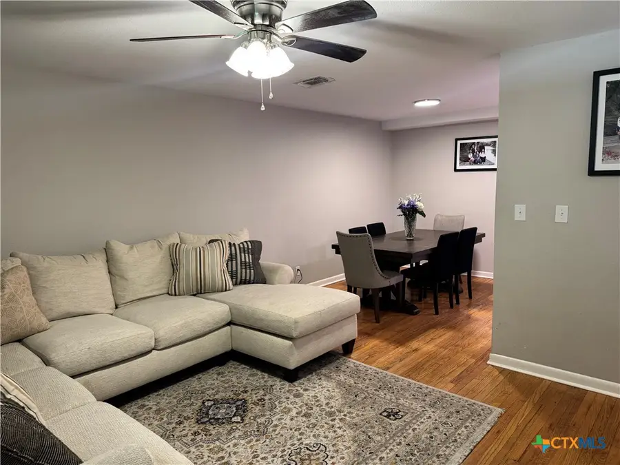 2304 E Mistletoe Avenue, Victoria, TX 77901 - #2