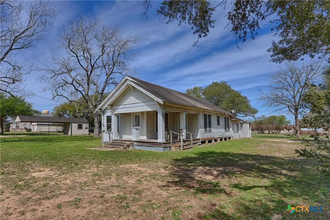 820 W Fairwinds Street, Hallettsville, TX 77964 - #1