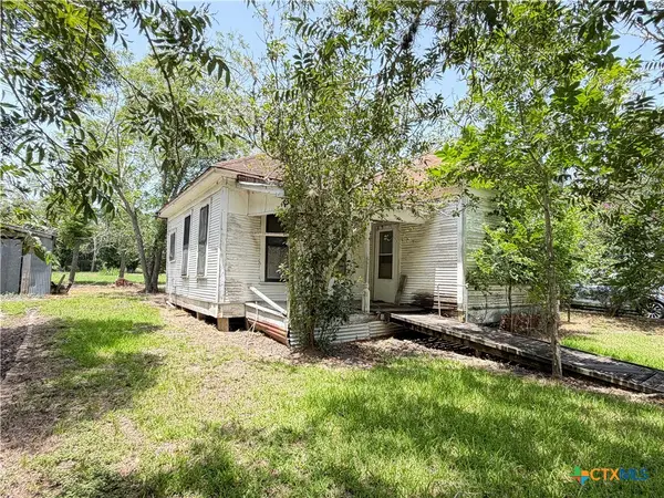 202 Vollentine Street, Yoakum, TX 77995