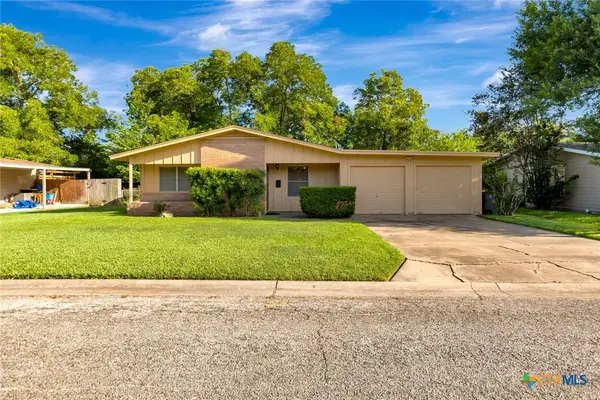 2105 E Mistletoe Avenue, Victoria, TX 77901
