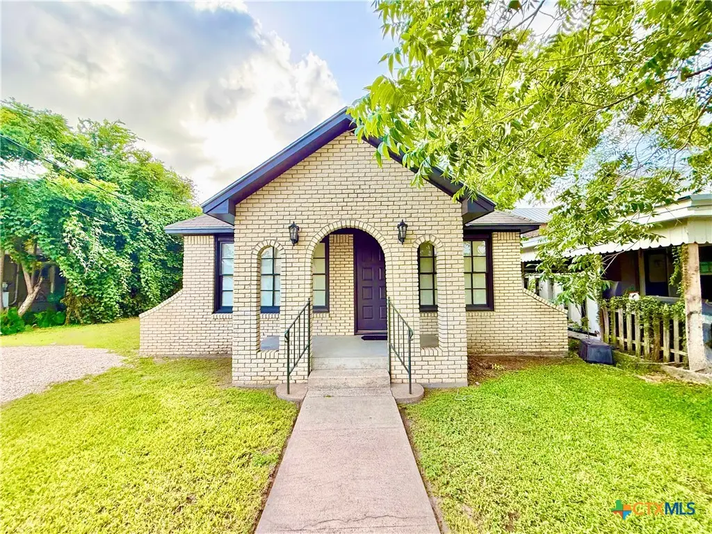 404 W Brackenridge Street, Edna, TX 77957 - #1