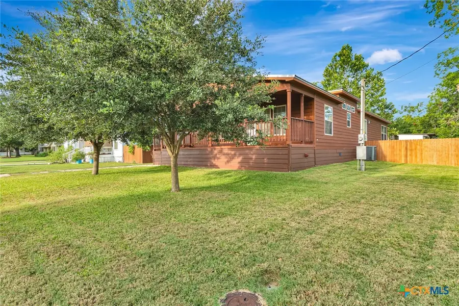 606 N Glendale Street, Hallettsville, TX 77964 - #2