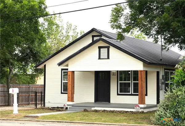 621 E Gonzales Street, Seguin, TX 78155