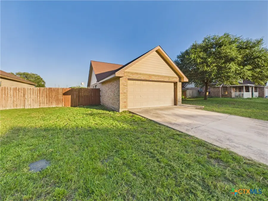 1125 Iris Crescent, Floresville, TX 78114 - #2
