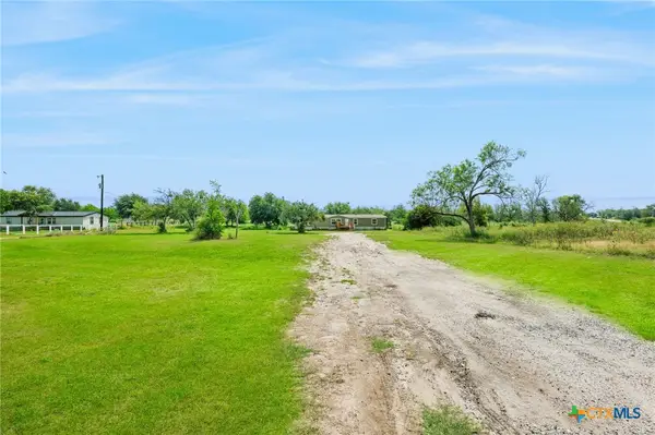 8954 County Road 128, Floresville, TX 78114