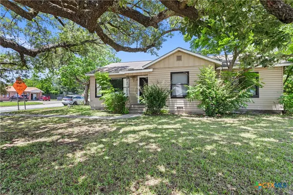 1902 E Red River Street, Victoria, TX 77901