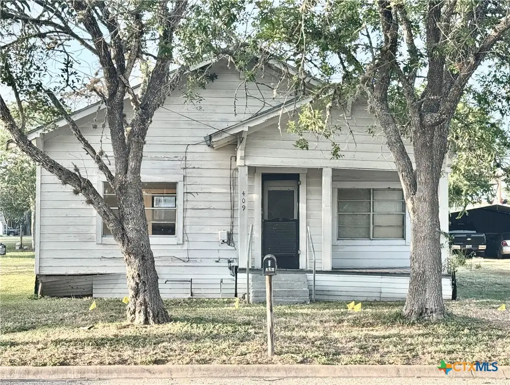 409 W Morris Street, Yoakum, TX 77995 - #1