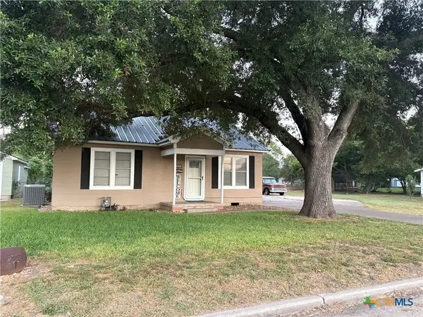 326 S Texana Street, Hallettsville, TX 77964