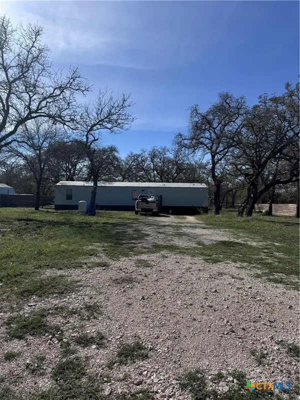 820 County Road 429, Stockdale, TX 78160