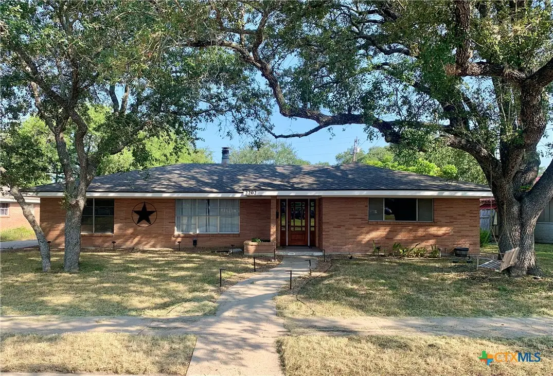 2202 E Loma Vista Avenue, Victoria, TX 77901 - #1