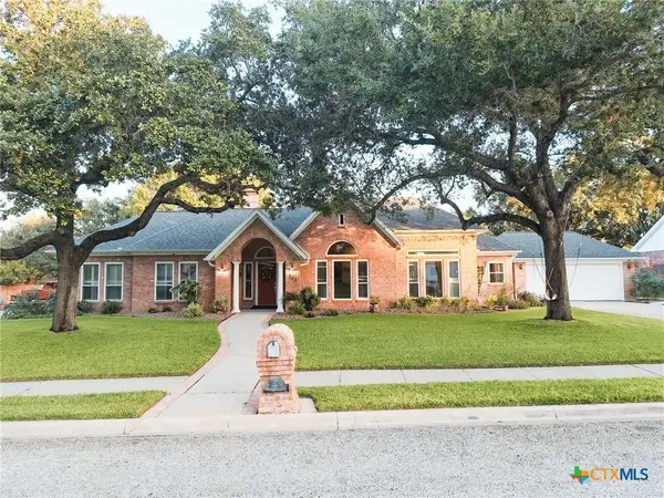 303 Woodlands Lane, Victoria, TX 77904