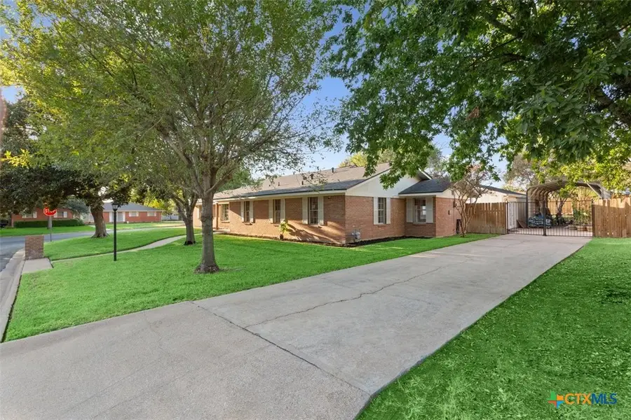 200 E 21st Avenue, Belton, TX 76513 - #3