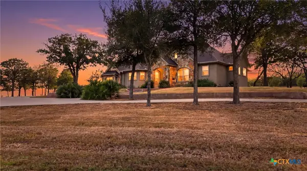 432 Creekwood Drive, Gonzales, TX 78629