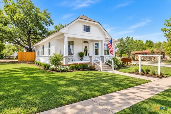 612 W Grand Avenue, Yoakum, TX 77995