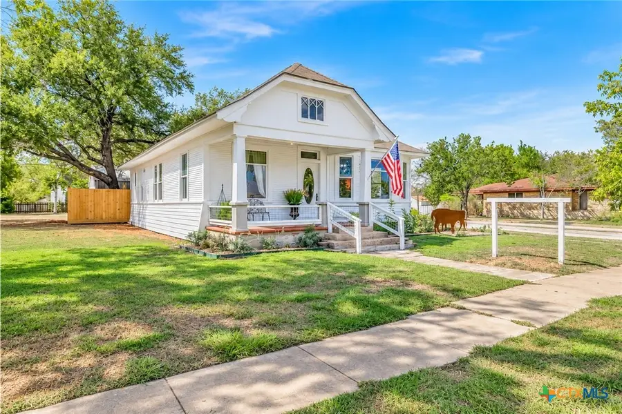 612 W Grand Avenue, Yoakum, TX 77995 - #2