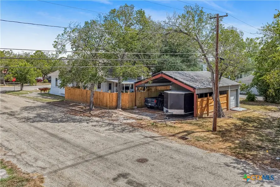 612 W Grand Avenue, Yoakum, TX 77995 - #3