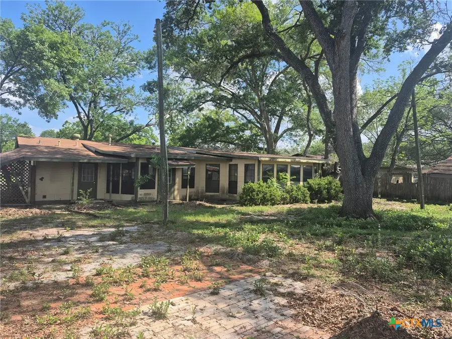 404 Svoboda Street, Yoakum, TX 77995 - #2