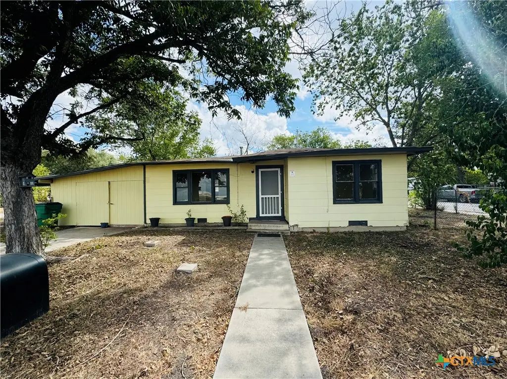 2003 N Guadalupe Street, Seguin, TX 78155 - #1