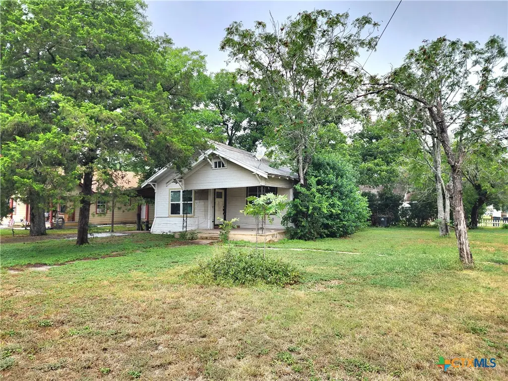 123 E Davis Street, Luling, TX 78648 - #1