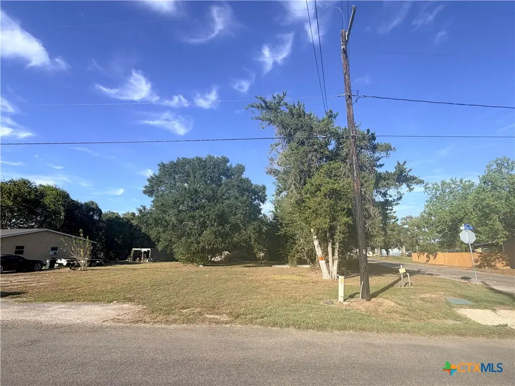 506 N East St, Edna, TX 77957 - #1