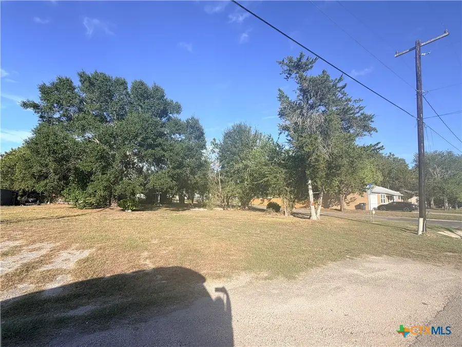 506 N East St, Edna, TX 77957 - #2