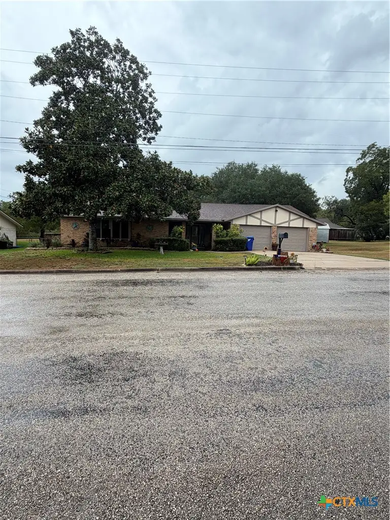904 Carroll Dr, Yoakum, TX 77995 - #1