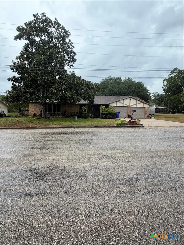 904 Carroll Dr, Yoakum, TX 77995