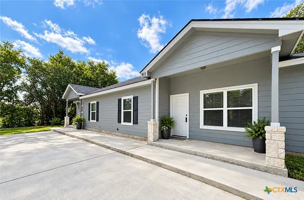 911 E Seideman Street, Seguin, TX 78155