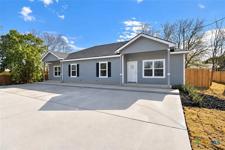 911 E Seideman Street, Seguin, TX 78155 - #2