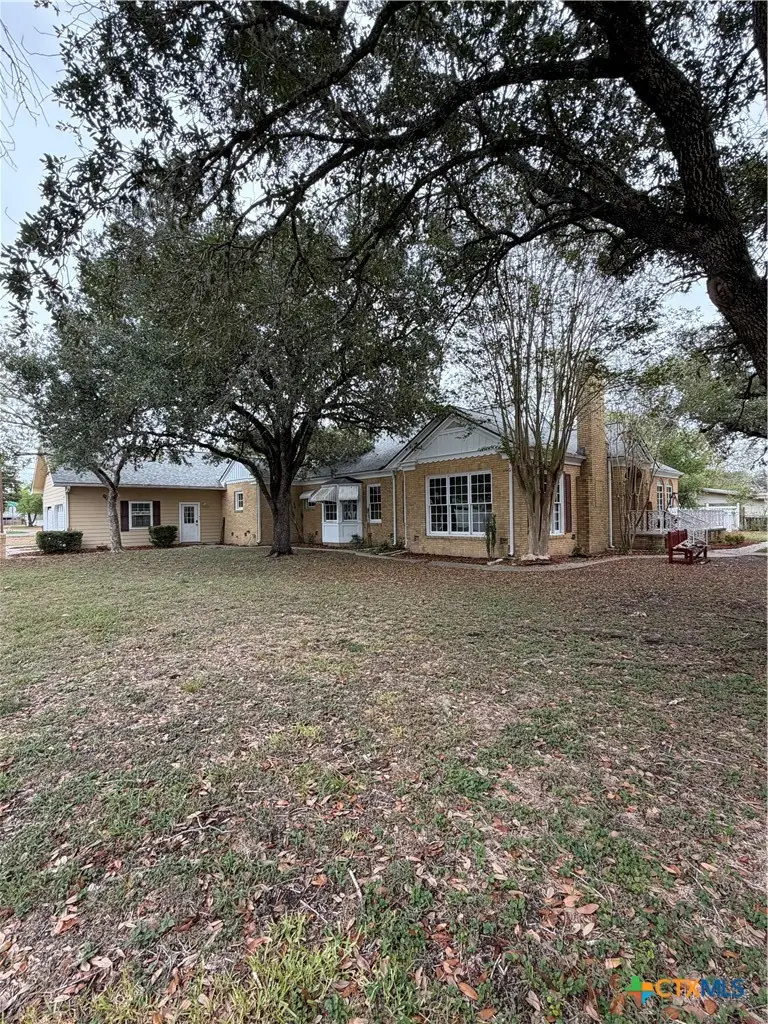 302 3rd St, Cuero, TX 77954 - #3