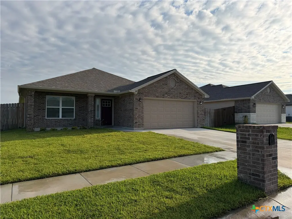 108 Boulder Ridge Dr, Cuero, TX 77954 - #1