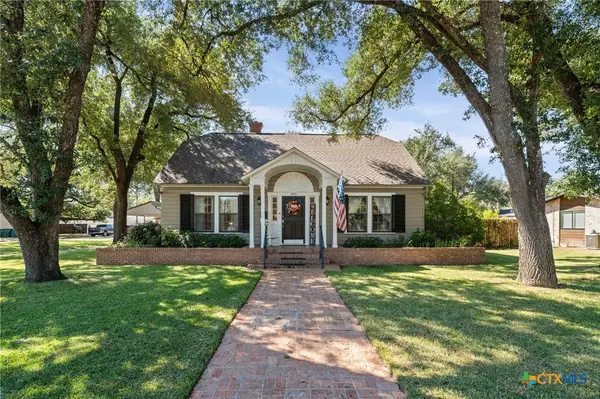 905 E 12th Street, Cameron, TX 76520