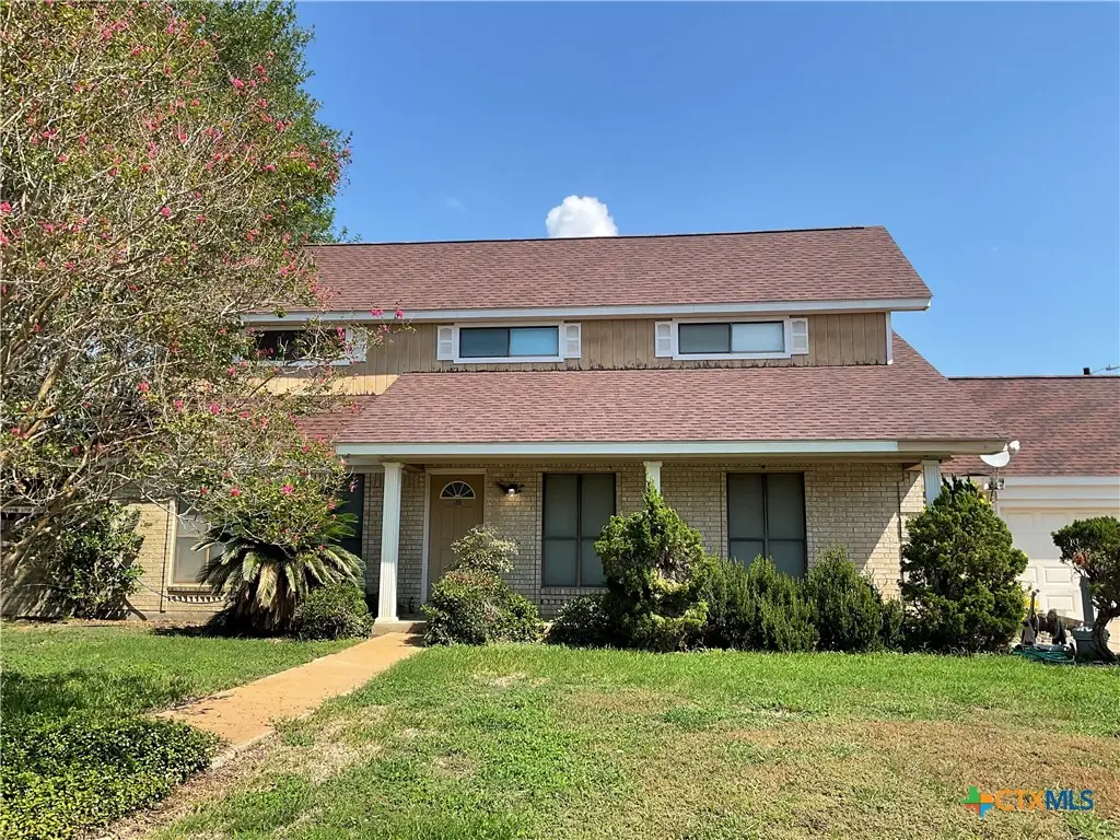 206 Mann Street, Yoakum, TX 77995 - #1