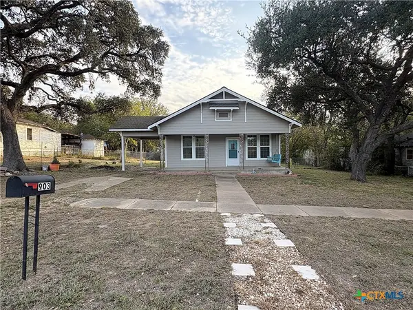 903 E Morgan Avenue, Cuero, TX 77954