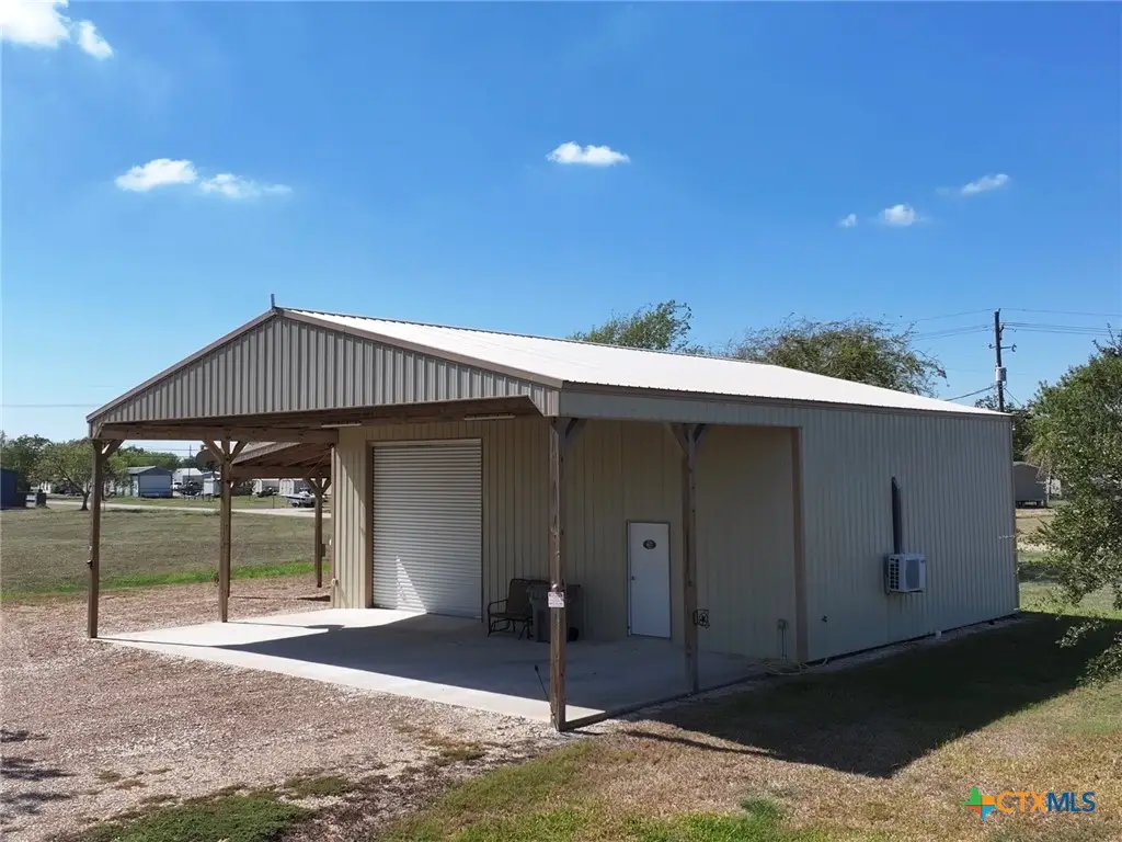 407 W Oakland Avenue, Seadrift, TX 77983 - #1
