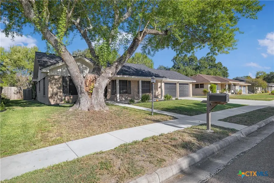 302 Yorkshire Lane, Victoria, TX 77904 - #2