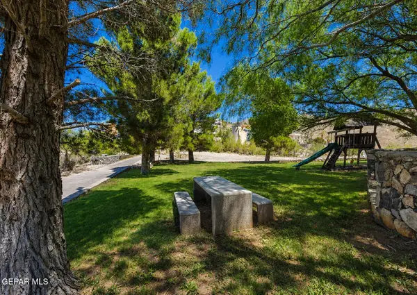 8 Sierra Crest Drive, El Paso, TX 79902
