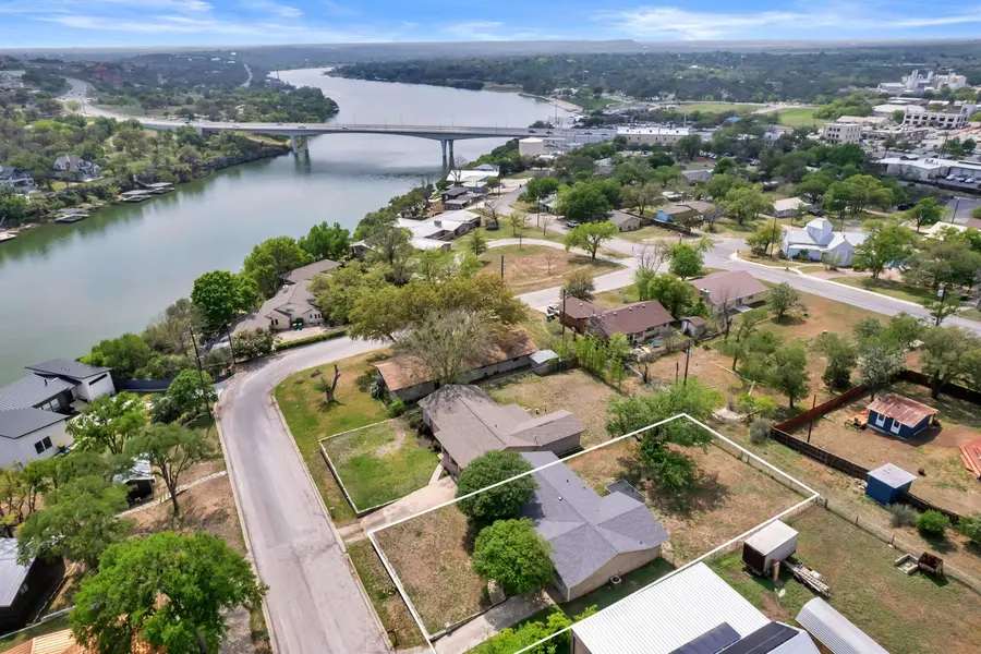 306 Avenue D, Marble Falls, TX 78654 - Image #2