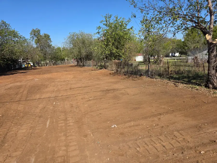 807 E Brown St, Llano, TX 78643 - Image #2