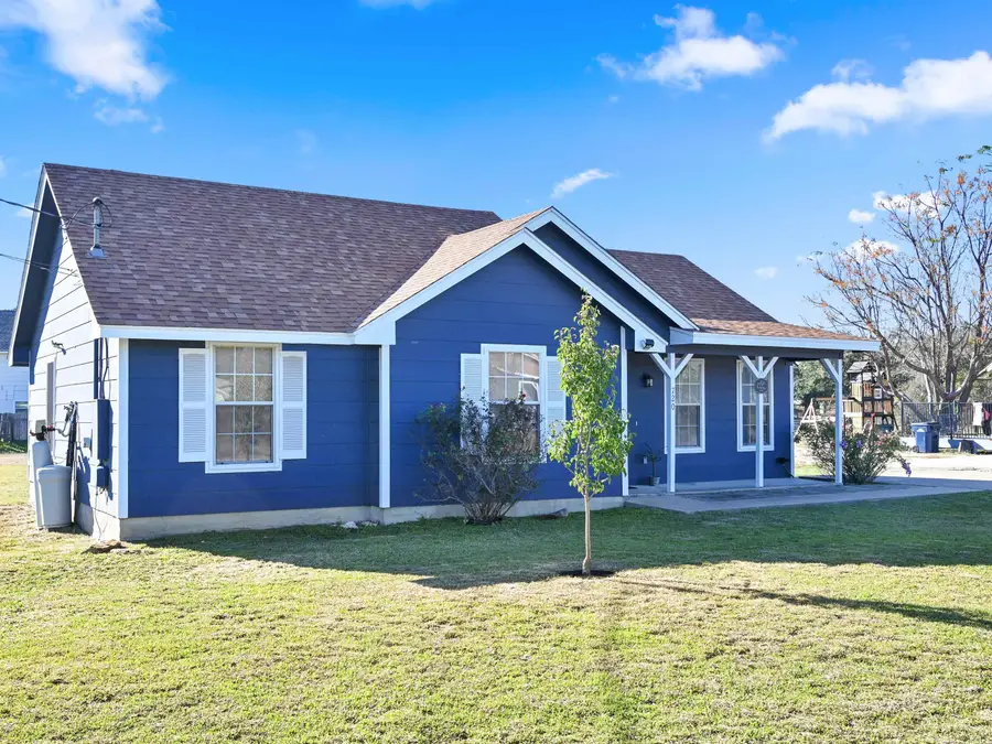 720 Fallen Oak Drive, Bertram, TX 78605 - Image #2