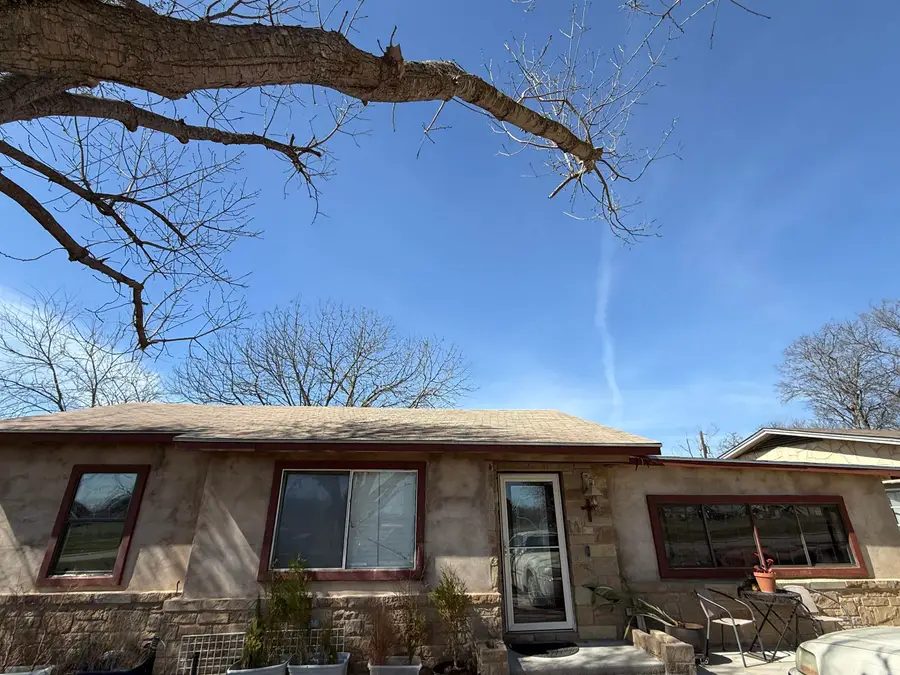 706 N Vendeveer, Burnet, TX 78611 - #2