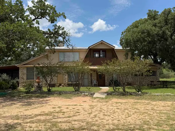 445 Wood Forest Dr, Kingsland, TX 78639