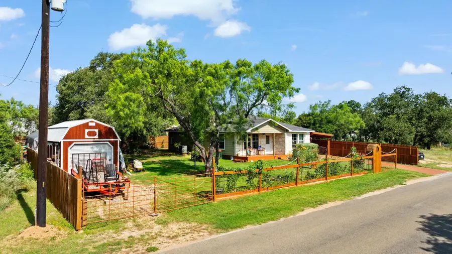 808 Pecan Ln, Cottonwood Shores, TX 78657 - #2