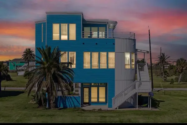 18511 Shaman Dr, Galveston, TX 77554