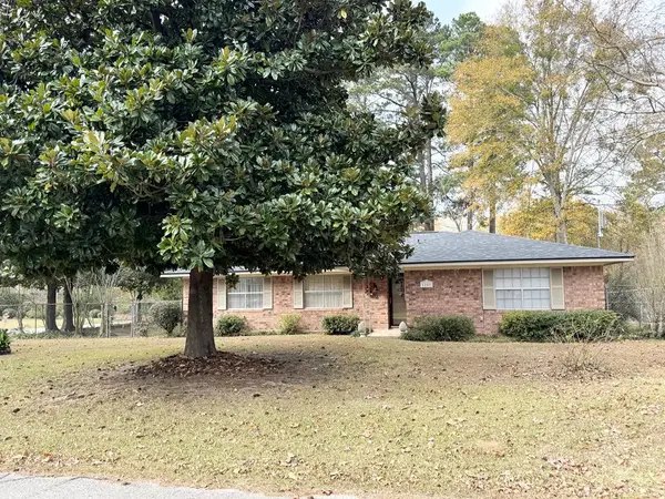 1201 Woodlawn Drive, Center, TX 75935