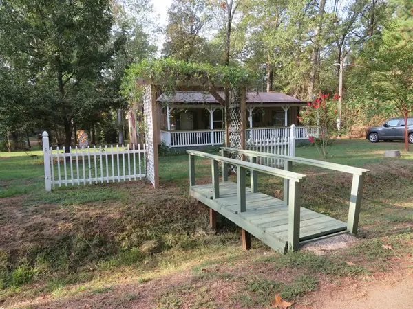 240 Aran Drive, Milam, TX 75959