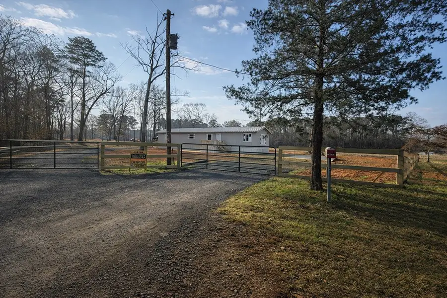 918 Ireland Dr, Milam, TX 75948 - #3