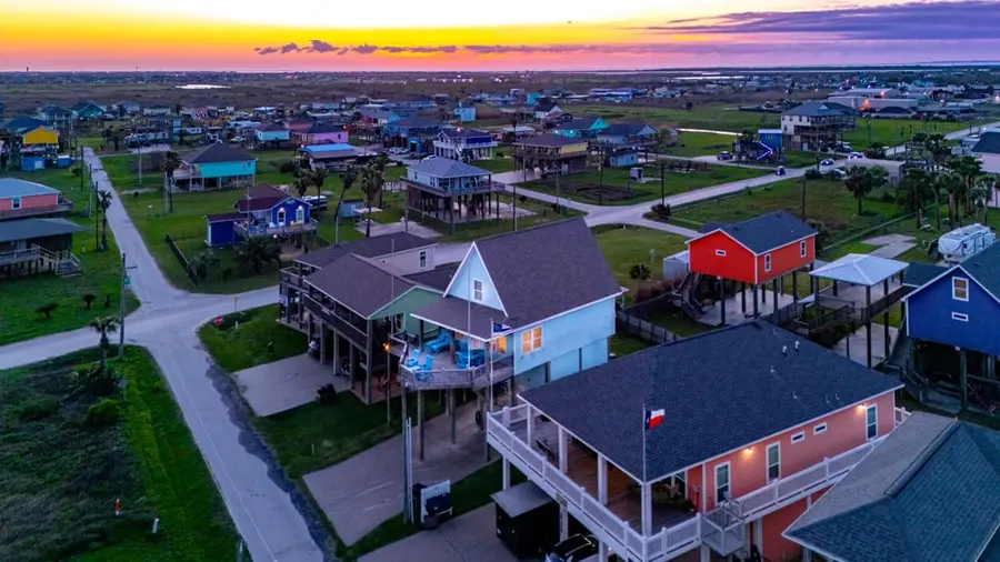 1819 N Pompano Ln, Crystal Beach, TX 77650 - #3