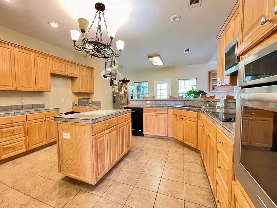 104 Woodward Ln, Silsbee, TX 77656 - #2